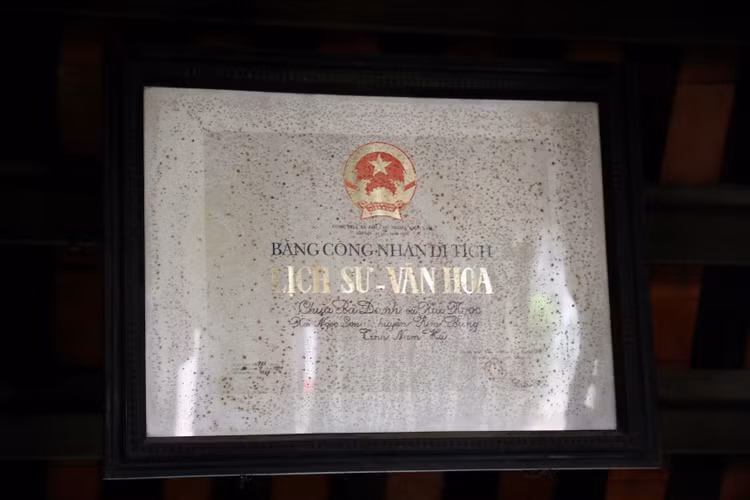 Ve Ha Nam ghe tham ngoi chua gan voi cau 