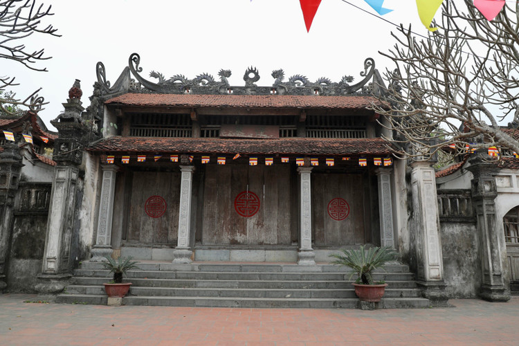 Ve Ha Nam ghe tham ngoi chua gan voi cau 