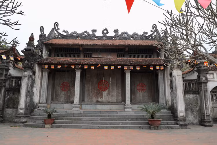 Ve Ha Nam ghe tham ngoi chua gan voi cau 