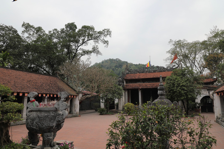 Ve Ha Nam ghe tham ngoi chua gan voi cau 