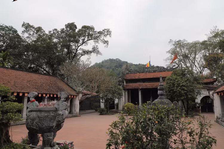 Ve Ha Nam ghe tham ngoi chua gan voi cau 