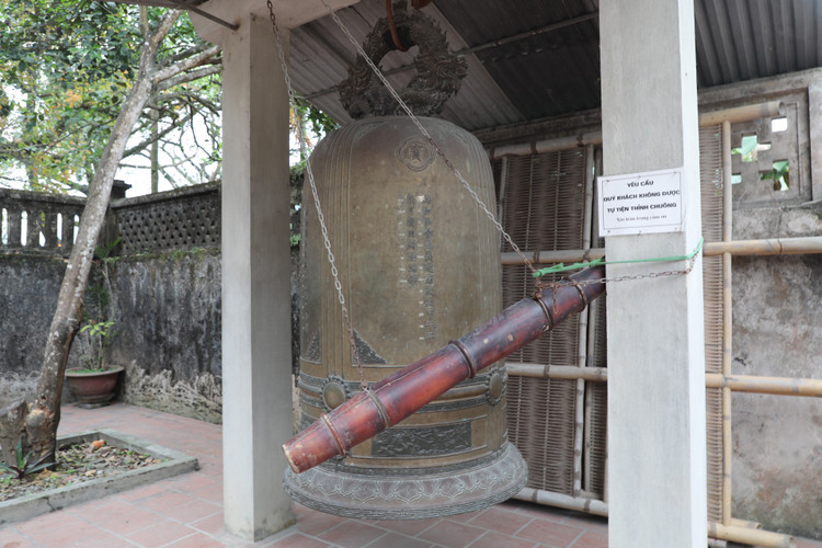 Ve Ha Nam ghe tham ngoi chua gan voi cau 