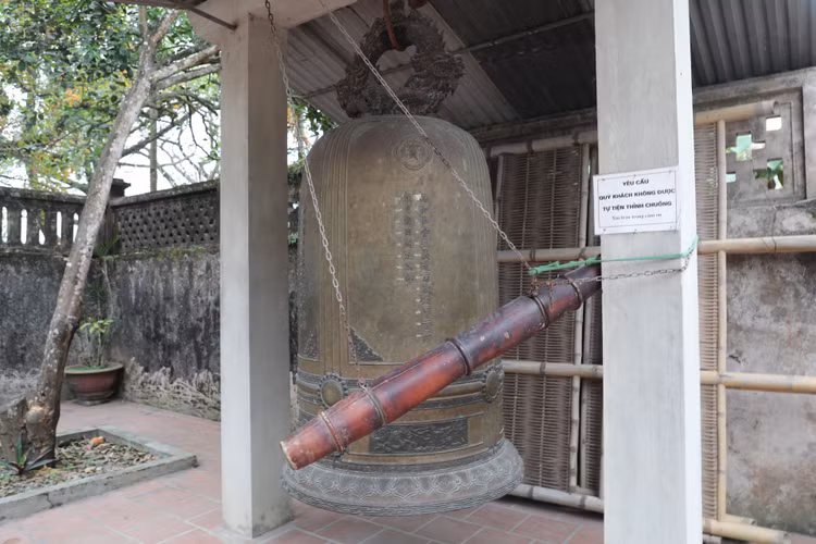 Ve Ha Nam ghe tham ngoi chua gan voi cau 