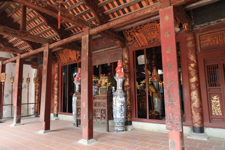 Ve Ha Nam ghe tham ngoi chua gan voi cau 