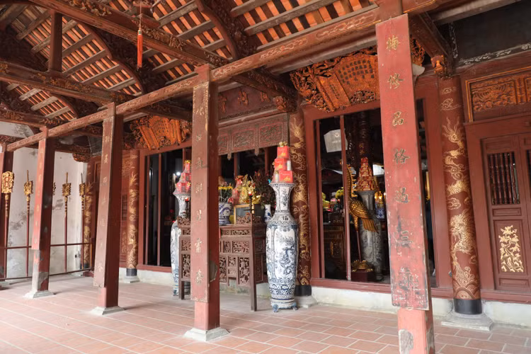 Ve Ha Nam ghe tham ngoi chua gan voi cau 