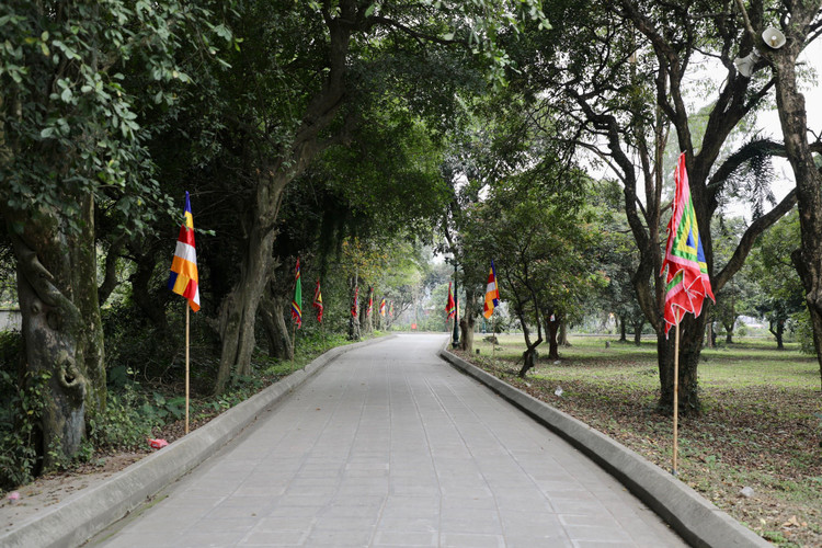 Ve Ha Nam ghe tham ngoi chua gan voi cau 