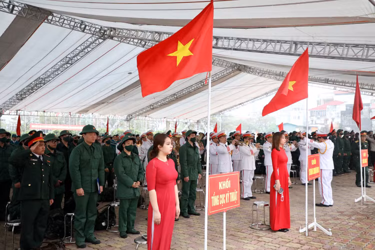 Bi thu Thanh uy Dinh Tien Dung dong vien tan binh len duong nhap ngu