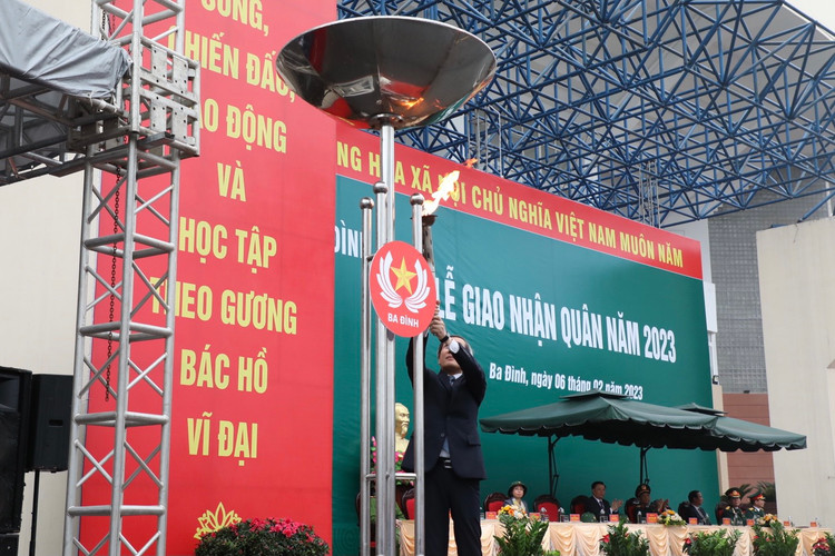 Bi thu Thanh uy Dinh Tien Dung dong vien tan binh len duong nhap ngu-Hinh-4