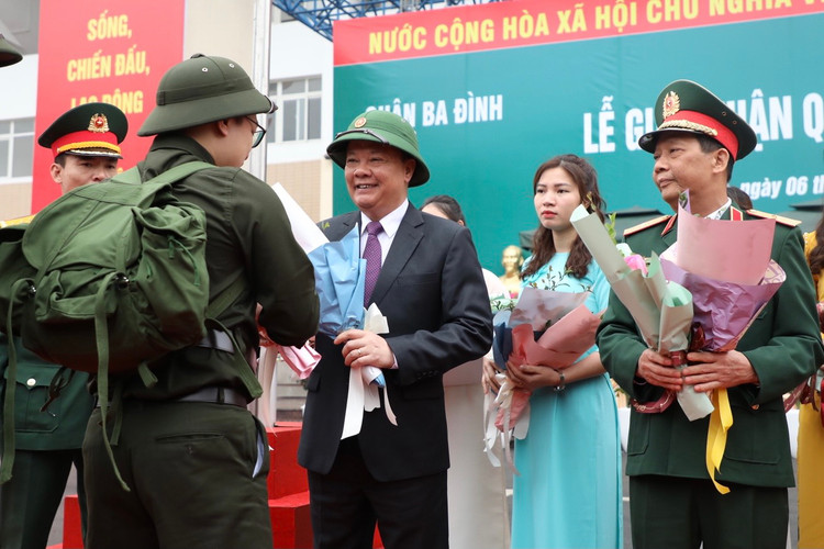 Bi thu Thanh uy Dinh Tien Dung dong vien tan binh len duong nhap ngu-Hinh-8