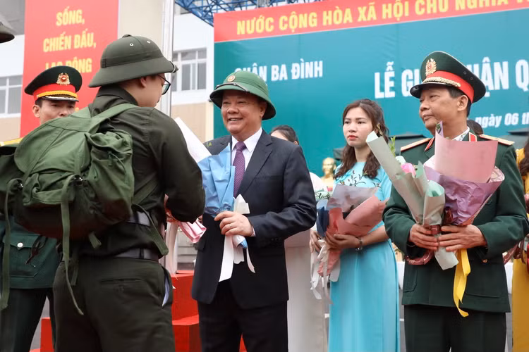 Bi thu Thanh uy Dinh Tien Dung dong vien tan binh len duong nhap ngu-Hinh-8