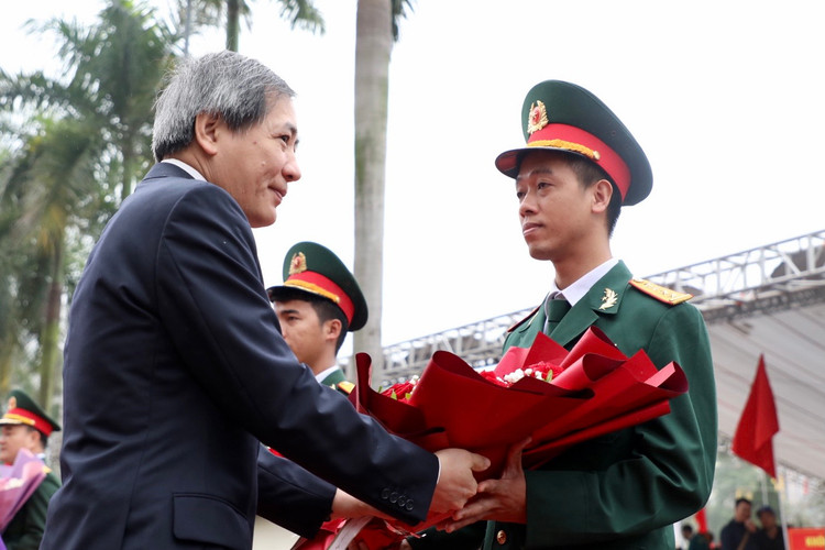 Bi thu Thanh uy Dinh Tien Dung dong vien tan binh len duong nhap ngu-Hinh-7