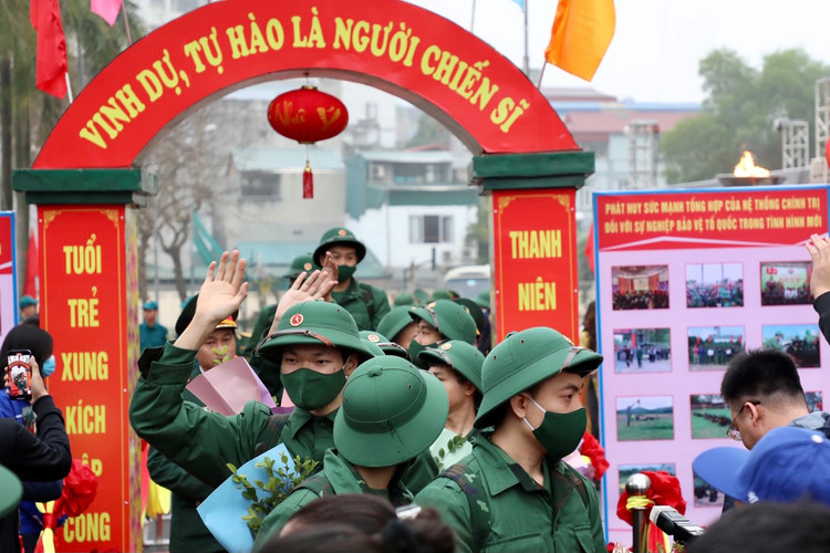 Bi thu Thanh uy Dinh Tien Dung dong vien tan binh len duong nhap ngu-Hinh-9