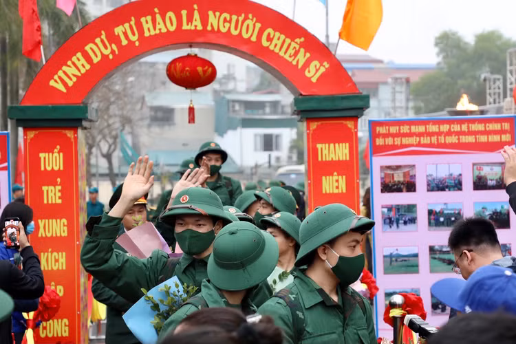 Bi thu Thanh uy Dinh Tien Dung dong vien tan binh len duong nhap ngu-Hinh-9