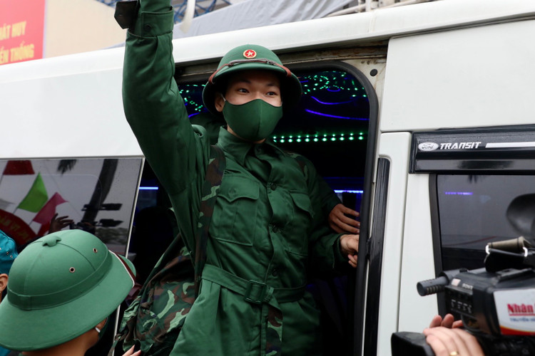 Bi thu Thanh uy Dinh Tien Dung dong vien tan binh len duong nhap ngu-Hinh-12