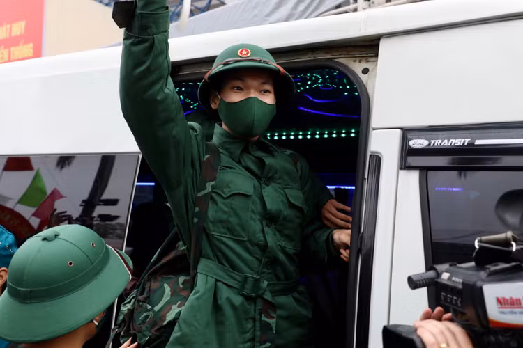 Bi thu Thanh uy Dinh Tien Dung dong vien tan binh len duong nhap ngu-Hinh-12