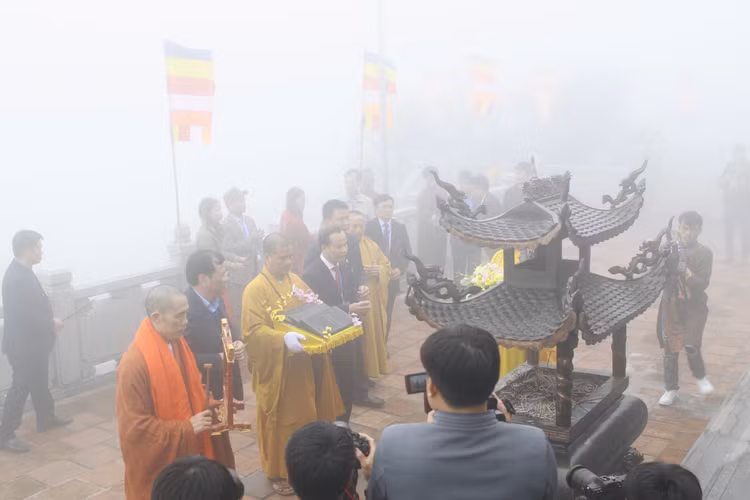 Tay Yen Tu don 50.000 du khach trong ngay dau khai hoi-Hinh-9