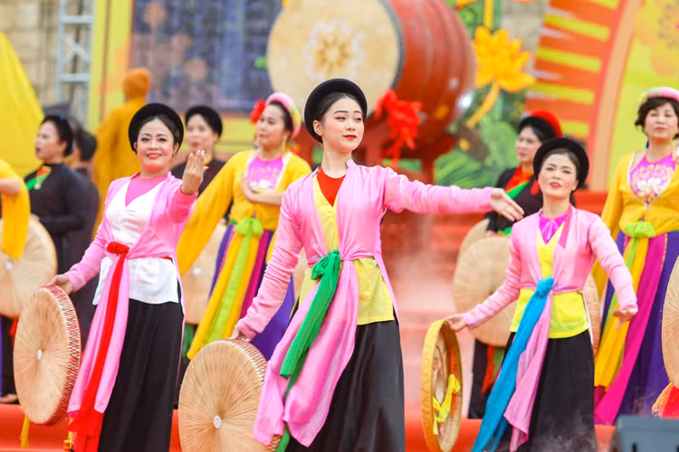 Tay Yen Tu don 50.000 du khach trong ngay dau khai hoi-Hinh-5