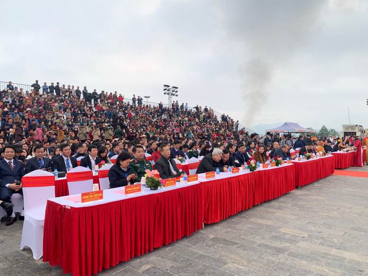 Tay Yen Tu don 50.000 du khach trong ngay dau khai hoi