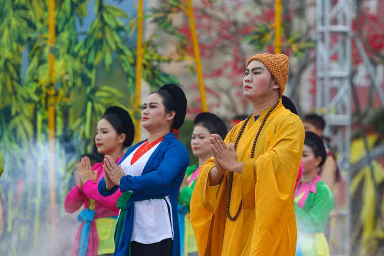 Tay Yen Tu don 50.000 du khach trong ngay dau khai hoi-Hinh-7