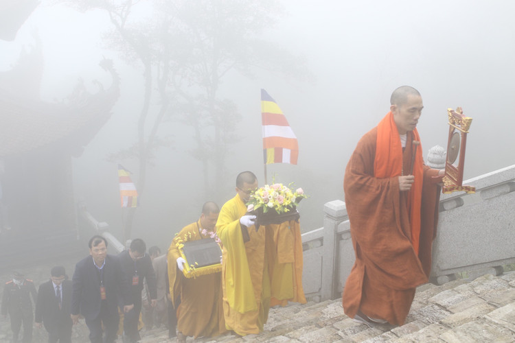 Tay Yen Tu don 50.000 du khach trong ngay dau khai hoi-Hinh-10