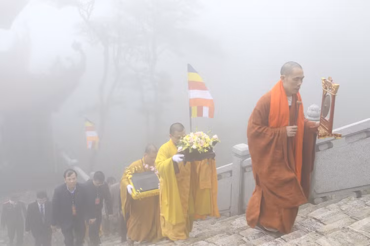 Tay Yen Tu don 50.000 du khach trong ngay dau khai hoi-Hinh-10
