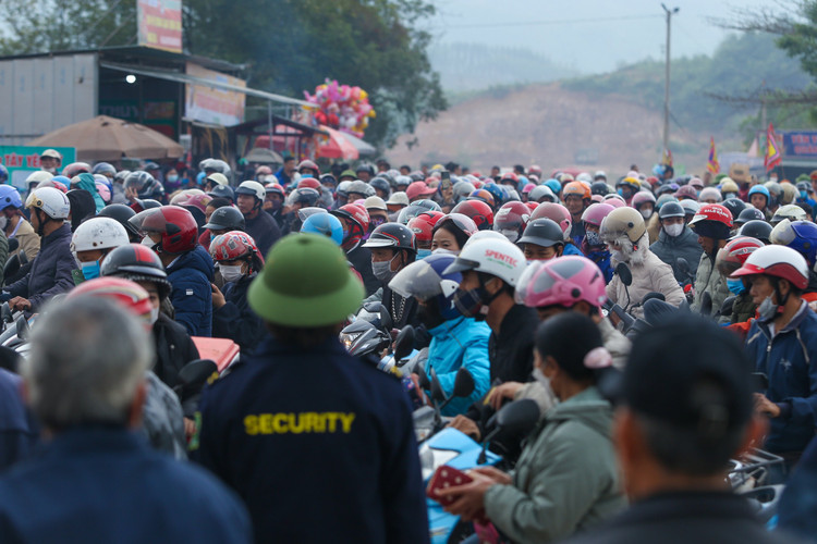 Tay Yen Tu don 50.000 du khach trong ngay dau khai hoi-Hinh-11
