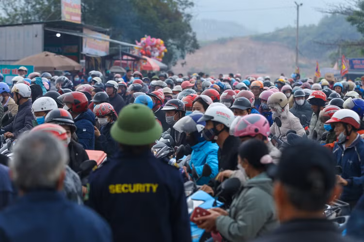 Tay Yen Tu don 50.000 du khach trong ngay dau khai hoi-Hinh-11