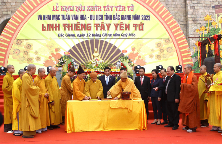 Tay Yen Tu don 50.000 du khach trong ngay dau khai hoi-Hinh-4