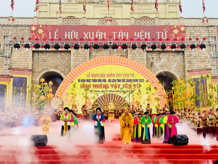 Tay Yen Tu don 50.000 du khach trong ngay dau khai hoi-Hinh-8