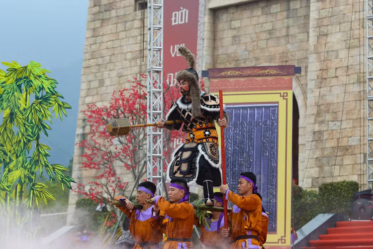 Tay Yen Tu don 50.000 du khach trong ngay dau khai hoi-Hinh-6