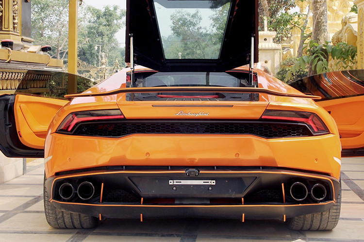 Đây hiện là 1 trong số rất hiếm các siêu xe Lamborghini Huracan đang được chào bán trên thị trường xe cũ. Vào thời điểm năm ngoái, xe có giá khoảng từ 12-14 tỷ đồng, tuy nhiên hiện những mẫu xe Lamborghini Huracan LP610-4 đã qua sử dụng hiện có giá chỉ dưới 10 tỷ. Như vậy, chỉ sau 1 năm sử dụng vị đại gia này đã lỗ nhiều tỷ đồng.