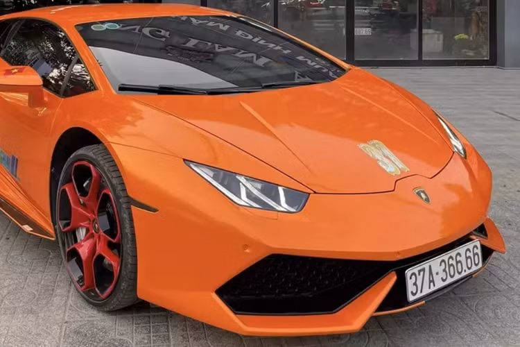 "Đại gia đồng nát" xứ Nghệ bán Lamboghini Huracan lỗ nhiều tỷ đồng - Hình 11 Lamborghini Huracan LP610-4 được ra mắt lần đầu tiên tại Triển lãm Geneva Auto Show 2014. Cho đến nay, các phiên bản Lamborghini Huracan LP610-4 tại Việt Nam khá đa dạng màu sắc như đỏ, đen, vàng, trắng, xanh, cam, xám… với số lượng khoảng hơn 15 chiếc.