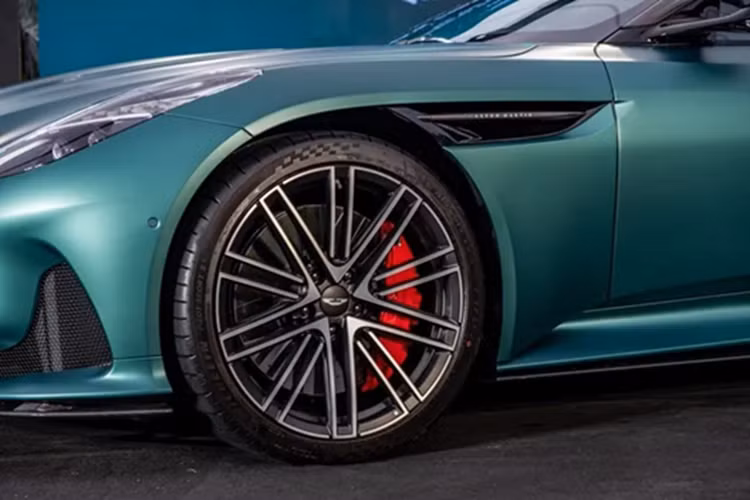Nữ đại gia Hà Nội tậu Aston Martin DB12 gần 12 tỷ đồng - Hình 4 Nu dai gia Ha Noi tau Aston Martin DB12 gan 12 ty dong-Hinh-4