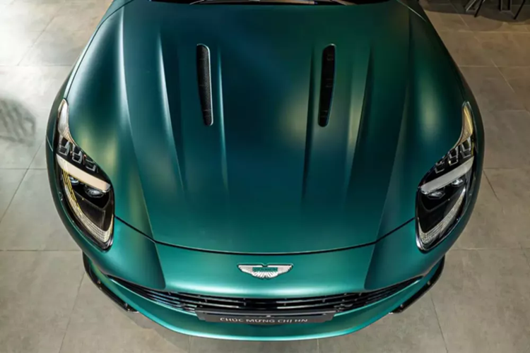 Nu dai gia Ha Noi tau Aston Martin DB12 gan 12 ty dong-Hinh-2