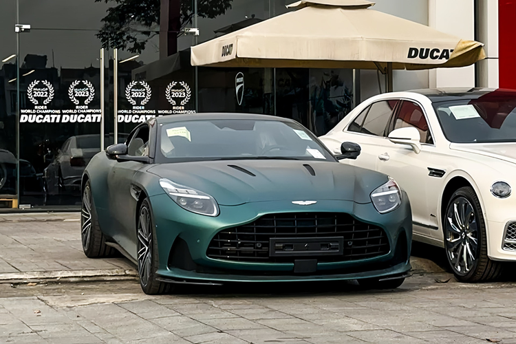 Nu dai gia Ha Noi tau Aston Martin DB12 gan 12 ty dong-Hinh-6