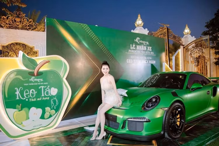 Chiếc siêu xe Porsche 911 GT3 RS của nữ đại gia Cà Mau nguyên bản có màu sơn cam rất nổi bật, nhưng đã được dán lại tông màu xanh lá cây đậm.