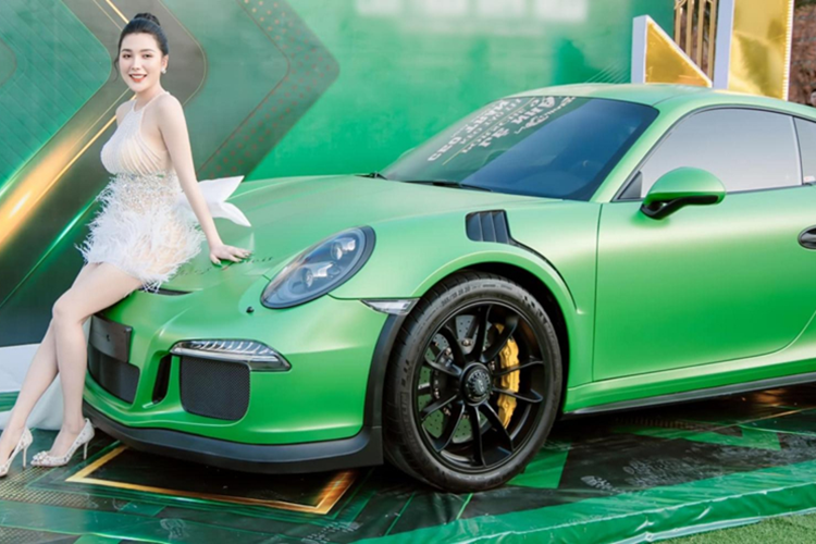 Kết hợp cùng hộp số tự động 7 cấp ly hợp kép (PDK) cùng hệ dẫn động cầu sau, nhờ đó mà siêu xe này mất khoảng 3,3 giây để tăng tốc lên 100 km/h từ vị trí xuất phát trước khi đạt vận tốc tối đa 310 km/h. Mức giá xe Porsche 911 GT3 RS 991.1 tại Việt Nam gần 16 tỷ đồng.