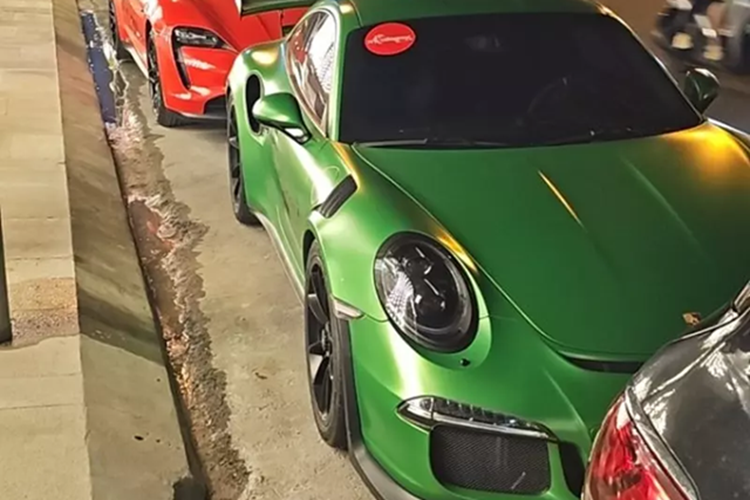 Dù mang biển số của tỉnh Quảng Ninh, chủ nhân sinh ra ở Cà Mau, nhưng chiếc siêu xe Porsche 911 GT3 RS 991.1 này lại hiện định cư ở Cần Thơ. Mới đây, chiếc xe này đã bị bắt gặp có mặt trên đường phố miền Tây cùng 1 dàn xe sang khác.