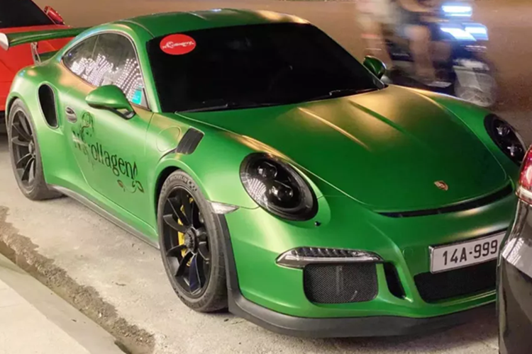 Vào tháng 4/2023, 1 nữ đại gia Cà Mau nhưng sinh sống và làm việc ở Cần Thơ đã gây bất ngờ khi tậu về garage chiếc siêu xe Porsche 911 GT3 RS bản 991.1 hàng hiếm, đây là 1 trong 2 xe hiện đang có mặt tại thị trường Việt Nam nhưng số phận lại khá lận đận.