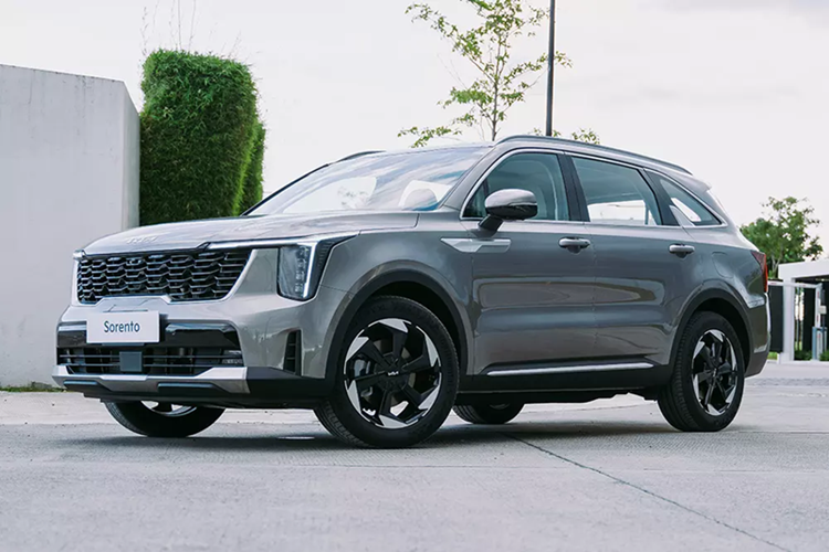 Kia Sorento 2025 sap ra mat Viet Nam, Hyundai SantaFe de chung