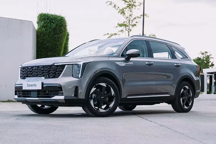 Kia Sorento 2025 sap ra mat Viet Nam, Hyundai SantaFe de chung