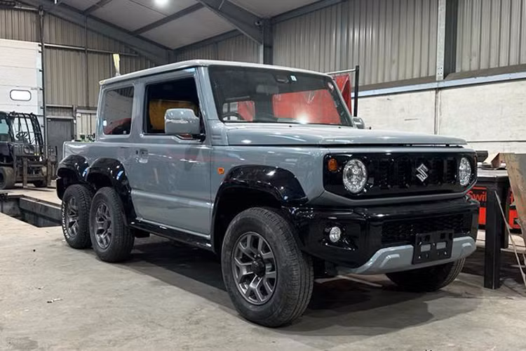 Suzuki Jimny độ 6 bánh "siêu ngầu", giá tới hơn 1,45 tỷ đồng - Hình 8 Suzuki Jimny do 6 banh
