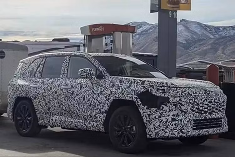 Toyota RAV4 2025 "lộ hàng" đầu xe giống xe sang Lexus RX - Hình 2 Toyota RAV4 2025