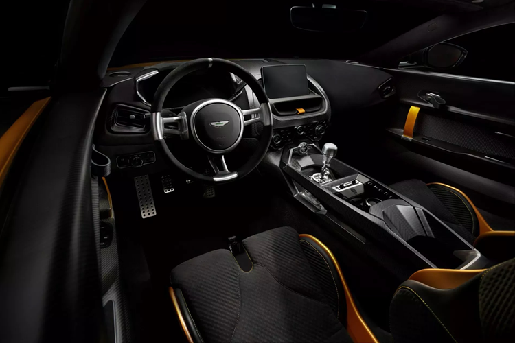 "Kiệt tác" Aston Martin Valiant 735 mã lực, giới hạn 38 chiếc - Hình 7 Tương tự Valour hay mẫu xe độc bản Victor, ngoại thất của siêu xe Valiant mang phong cách cổ điển, vốn lấy cảm hứng từ chiếc Aston Martin V8 Vantage đời 1977.