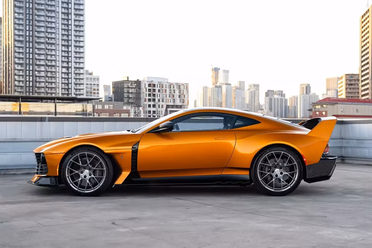 Siêu xe này được phát triển bởi bộ phận cá nhân hóa Q by Aston Martin, kết hợp cùng tay đua F1 lừng danh Fernando Alonso thực hiện với số lượng sản xuất 38 xe. Tại sự kiện Goodwood Festival of Speed 2024, Aston Martin đã chính thức trình làng mẫu xe bespoke giới hạn mang tên Valiant. Đây được cho là phiên bản hiệu suất cao của Valour.