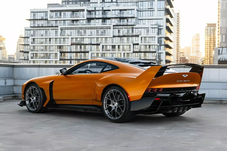 "Kiệt tác" Aston Martin Valiant 735 mã lực, giới hạn 38 chiếc - Hình 12 Mặc dù dựa trên Valour, Aston Martin đã tinh chỉnh động cơ V12 dung tích 5.2L tăng áp kép để đạt công suất 735 mã lực và mô-men xoắn 753 Nm, dù có cùng mô-men xoắn nhưng công suất tăng thêm 30 mã lực. Kết hợp với hộp số sàn 6 cấp (không có hộp số tự động) cùng hệ dẫn động bánh sau với các chế độ lái Sport, Sport+ và Track.