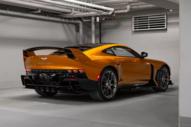 "Kiệt tác" Aston Martin Valiant 735 mã lực, giới hạn 38 chiếc - Hình 11 Hệ thống giảm chấn Adaptive Spool Valve (ASV) sử dụng công nghệ van ống cuộn do Multimatic phát triển, vốn được sử dụng cho các mẫu xe tham dự giải F1 và Le Mans. Bộ mâm Magnesium kích thước 21 inch, nhẹ hơn cấu hình tiêu chuẩn khoảng 14 kg kết hợp đĩa phanh carbon-ceramic 410 mm ở cầu trước và 360 mm ở cầu sau.