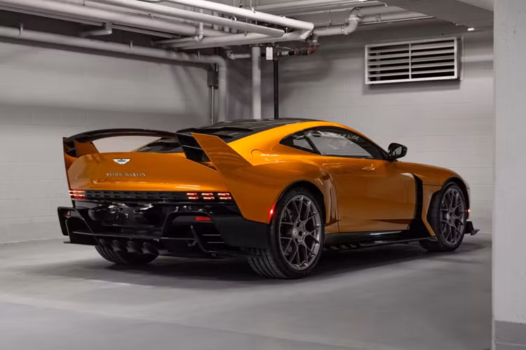 Hệ thống giảm chấn Adaptive Spool Valve (ASV) sử dụng công nghệ van ống cuộn do Multimatic phát triển, vốn được sử dụng cho các mẫu xe tham dự giải F1 và Le Mans. Bộ mâm Magnesium kích thước 21 inch, nhẹ hơn cấu hình tiêu chuẩn khoảng 14 kg kết hợp đĩa phanh carbon-ceramic 410 mm ở cầu trước và 360 mm ở cầu sau.