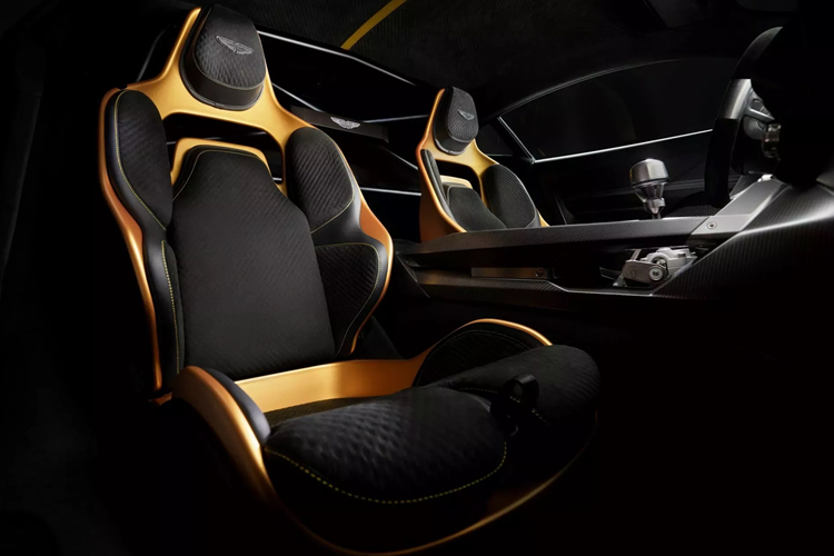 "Kiệt tác" Aston Martin Valiant 735 mã lực, giới hạn 38 chiếc - Hình 9 Nội thất cũng được chăm chút đặc biệt có rất nhiều chi tiết hoàn thiện sợi carbon, khung chống lật nửa cabin, ghế Recaro Podium, dây đai an toàn đua 4 điểm, vô-lăng ba chấu bọc Alcantara. Có lẽ tính năng thú vị nhất là phần cắt hở sợi carbon, để lộ cơ cấu liên kết của hộp số tay, tương tự như Pagani Huayra nhưng kín đáo hơn.