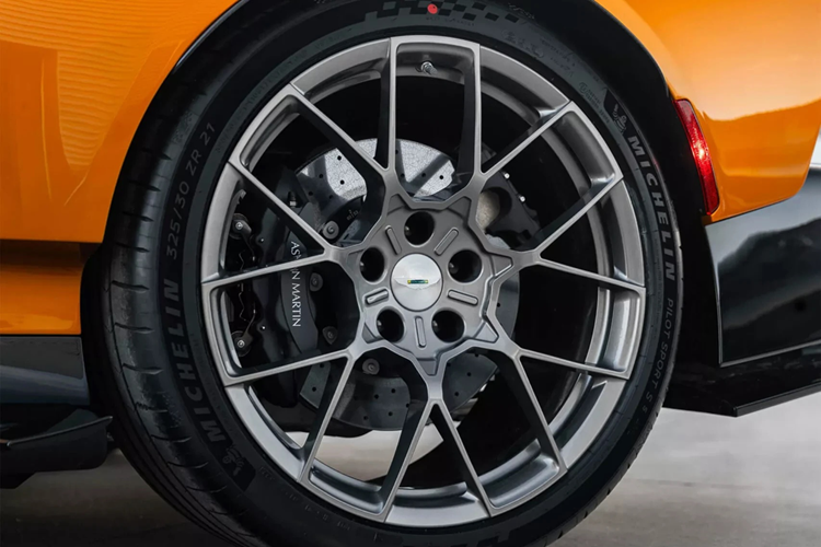 "Kiệt tác" Aston Martin Valiant 735 mã lực, giới hạn 38 chiếc - Hình 6 Thiết kế ngoại thất của Valiant nổi bật hơn Valour. Hàng loạt chi tiết sợi carbon, gồm cánh lướt gió mới, các lớp cánh đa tầng gần bánh trước, lưới tản nhiệt sợi carbon mới, chắn bùn mới, ốp lườn bên lấy cảm hứng từ F1, cánh gió cố định lớn phía sao tạo ra lực ép tối đa lên đến 383 kg, bộ khuếch tán sợi carbon mới...